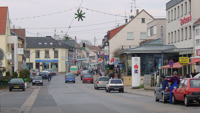 Die Weihnachtsbeleuchtung in Kleinblittersdorf bei Tageslicht aus dem Jahr 2003.