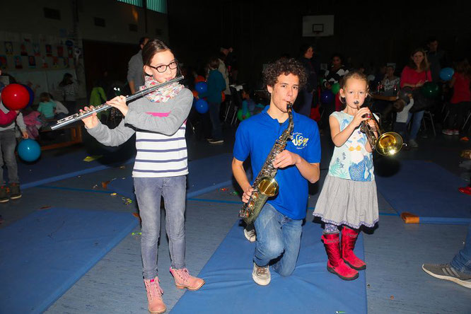 Auf dem 13. Kinder-Kissen-Konzert hatten viele Kinder und ehemalige Kinder großen Spaß beim Musizieren. Von links: Clara Hemmer, Daniel Bur und Isabel Kränkel.