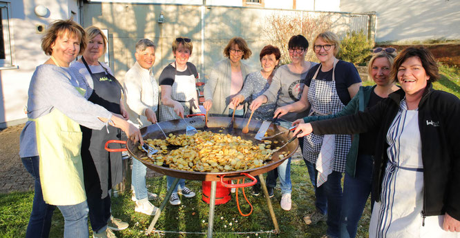 Die katholische Frauengemeinschaft Auersmacher hat schon zum zweiten Mal in diesem Jahr für bedürftige Menschen in Saarbrücken gekocht. Nach einer Kartoffelsuppe im Januar gab es im April Lyonerpfanne.