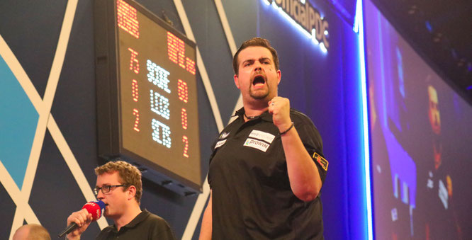 Gabriel Clemens aus Saarwellingen schaffte am Sonntag den bislang größten Erfolg seiner Darts-Karriere und zog in die zweite Runde des World Matchplays ein. Foto: Heiko Lehmann 