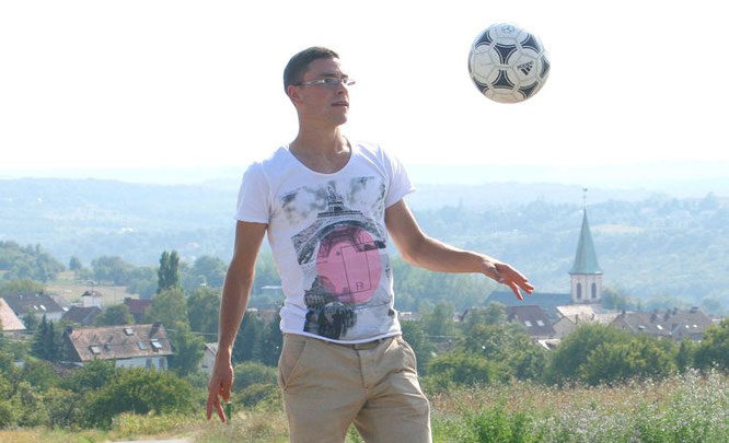 Jonas Hector immer mit Ball. Im Hintergrund seine Heimat Auersmacher.