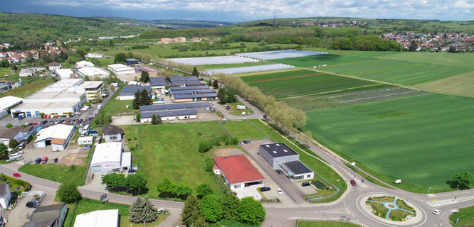 Auf diesem grünen, etwa 4000 Quadratmeter großen Grundstück (vorne, Mitte) soll in Rilchingen-Hanweiler eine Spielhalle gebaut werden. Diese Halle darf dem Gesetz zufolge die Größe von 250 Quadratmetern und zwölf Spielautomaten nicht überschreiten.