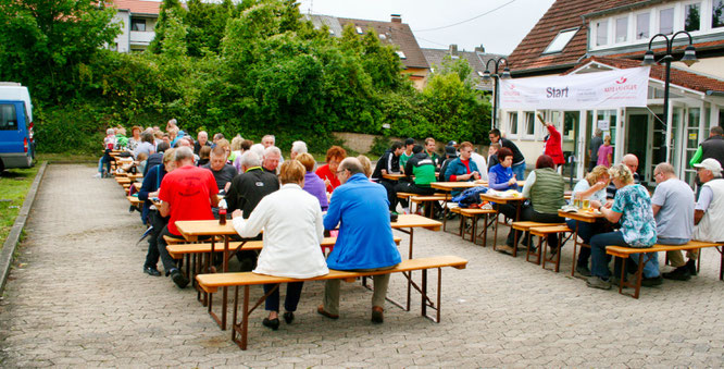 Vor dem Ruppertshof und im Ruppertshof gibt es nach der Wanderung Speisen und Getränke.