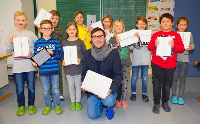 Die Kinder der Saar-Blies-Grundschule in Auersmacher bekommen ab sofort zwei Stunden pro Woche Unterricht in digitaler Form. Schulleiter Thomas Steimer (vorne) ist ein großer Fan dieser Lehrmethode.