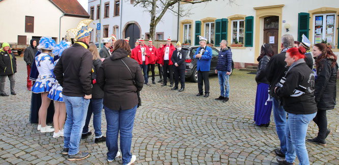 Stefan Petry (Blau-Schwarz Die Saarlänner) und Bürgermeister Rainer Lang sprachen zu den Narren.