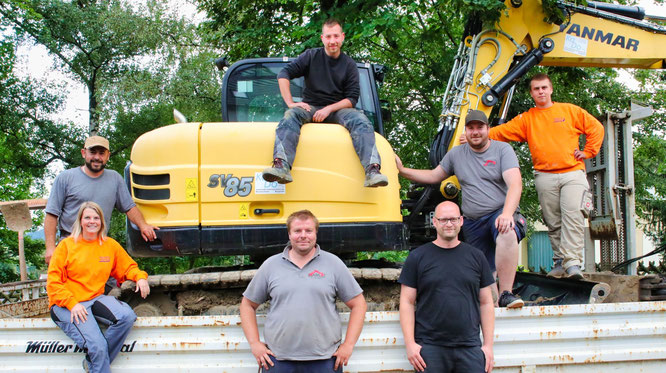 Die Helfer aus Bliesransbach fuhren schon zweimal in die Eifel, um nach der Flutkatastrophe zu helfen. Hinten von links: Pascal Bähr, Oliver Lück, Lucas Eckardt, Nico Becker. Vorne von links: Joline Becker, Adrian Eckardt und Lars Krüger.