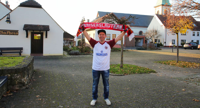 Tim Franz auf dem Marktplatz in Auersmacher. Für seinen Ort realisiert er einige Projekte.