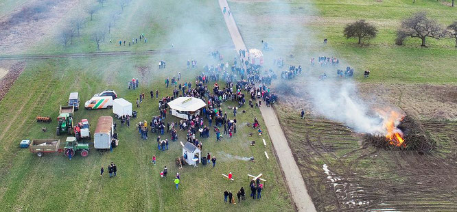 Zum zweiten Osterfeuer kamen im Jahr 2019 mehrere hundert Menschen nach Auersmacher.