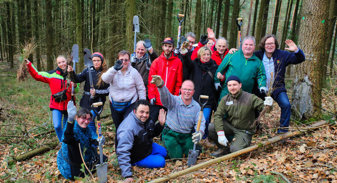 13 Menschen mit kognitiven Beeinträchtigungen der Lebenshilfe Obere Saar haben am vergangenen Samstag in Saarbrücken einen neuen Wald gepflanzt.