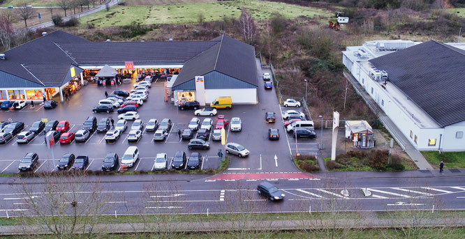 Die Ausfahrten der Hanweiler Einkaufsmärkte erlegen vielen eine Geduldprobe auf.