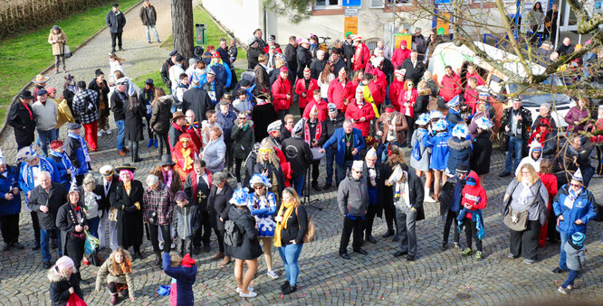 Die Narren auf dem Rathaus-Vorplatz.