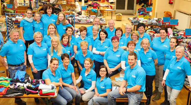 Das Team des Bliesransbacher Second-Hand-Markt baute eine Woche lang für den 50. Markt in der Jahnturnhalle auf