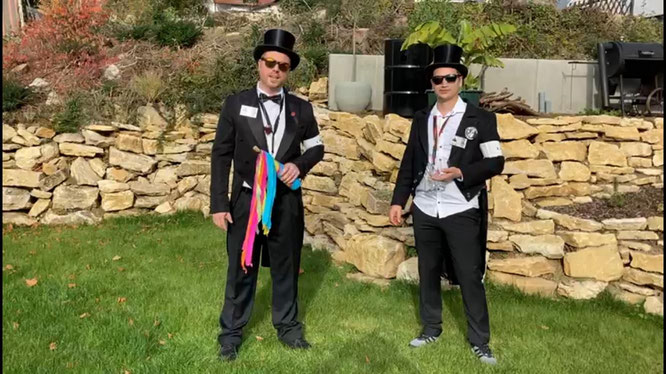 Denis Kany (links) und Rafael Forster beim Ausgraben der virtuellen Kirmes in Bliesransbach.