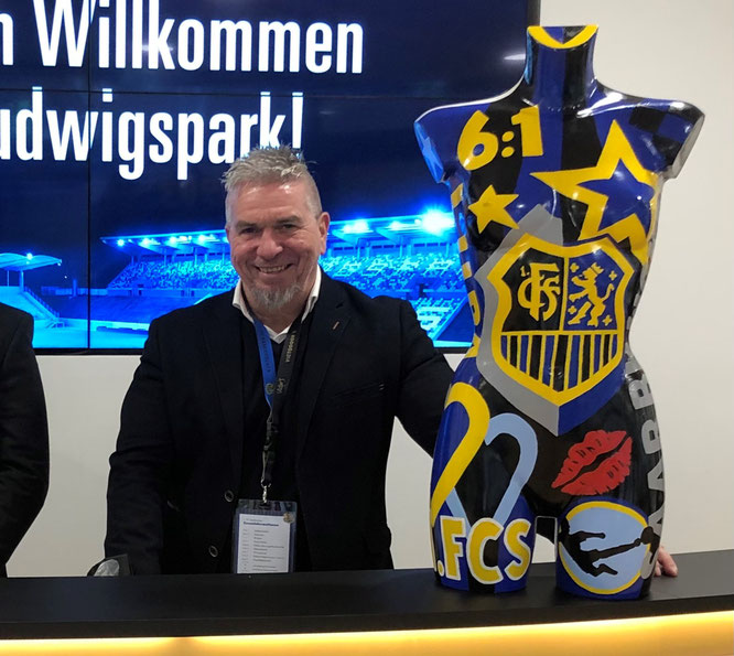 Michael Becker mit der Blau-Schwarzen Liebe im VIP-Raum des Ludwigsparkstadions.