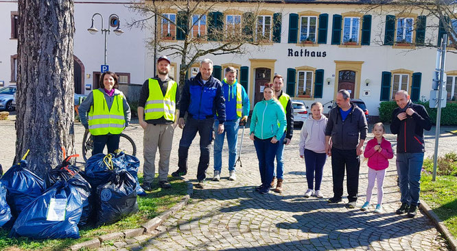 Auch um das Rathaus in Kleinblittersdorf wurde während der Picobello-Aktion Müll gesammelt.