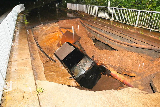 In der Unwetter-Nacht am 1. Juni 2018 stürzte ein Auto mit der Brücke ein.