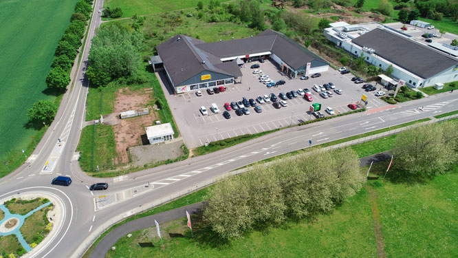 Ein Investor möchte in Rilchingen-Hanweiler rechts oben neben dem Kreisverkehr und links neben dem Supermarkt-Parkplatz eine Spielhalle errichten. Der Gemeinderat von Kleinblittersdorf ist dagegen.
