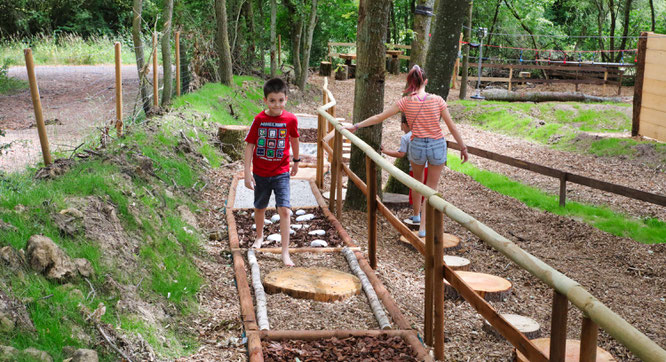 Ein Barfußpfad gehört auch zum Abenteuerwald.