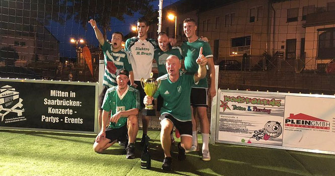 Die Sieger des Street-Soccer-Cups: FC Snüs. Zweiter wurden die Bliesransbacher Kirwebuwwe und Dritter Geländer Kohl.