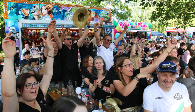 Fans feiern auf der Hanweiler Kirmes
