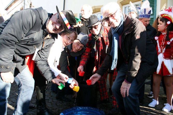 Im vergangenen Jahr mussten die Politiker symbolisch das Schnookeloch mit Wasser befüllen