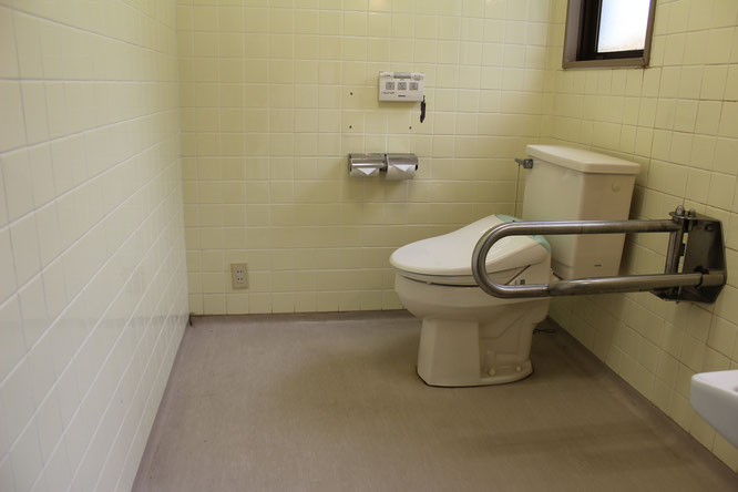 車いす対応トイレもございます。フロントへお声をお掛け下さい。