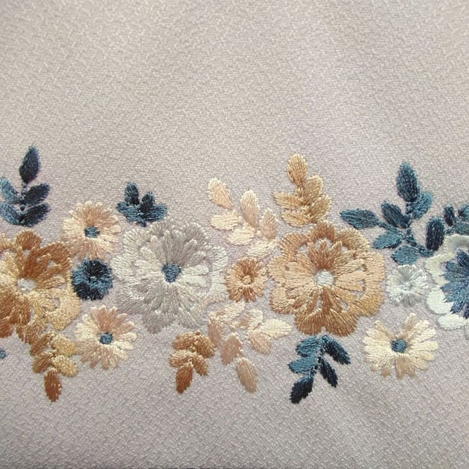 名前旗 グレイス(小)パープル ベージュ糸刺繍 高さ39cm(3666)グレイス花柄を刺繍入れ