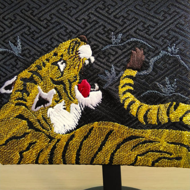 名前旗 龍虎（特中）黒紗綾形 銀糸刺繍 高さ46cm（5521）魔除けの虎