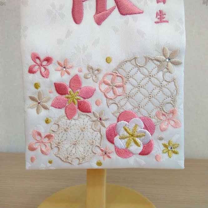 名前旗 雪輪に花（特小）白 白房 桃糸刺繍 高さ31cm（3432）雪輪の中に縁起の良い和柄入り