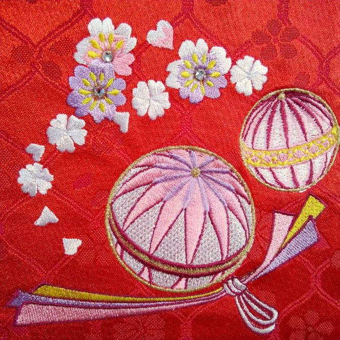 名前旗 西陣織 まどか（赤）S 高さ38cm（E-1）縁起の良い鞠と桜を刺繍入れ