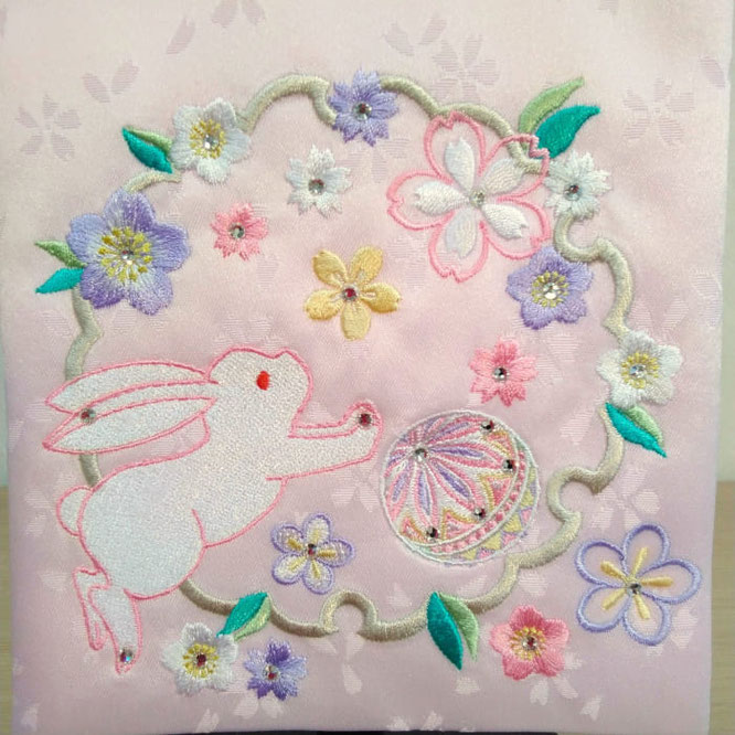 名前旗 花輪うさぎ(小)薄ピンク 紫糸刺繍 高さ39cm(3362)うさぎと花柄を刺繍入れ
