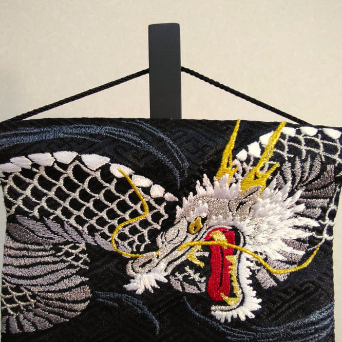 名前旗 龍虎（特中）黒紗綾形 銀糸刺繍 高さ46cm（5521）龍は立身出世の象徴