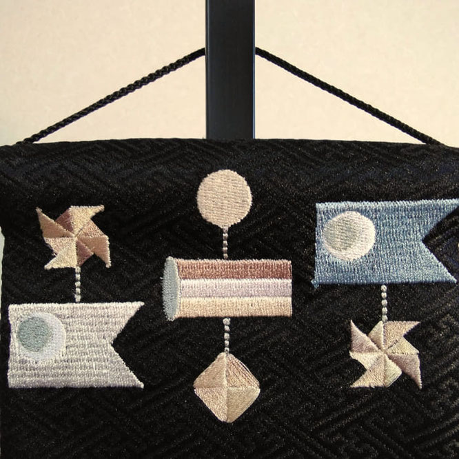 名前旗 こいつるし(小)黒紗綾形 ベージュ糸刺繍 高さ39cm(5543)ポップな鯉のぼり吊るし飾り