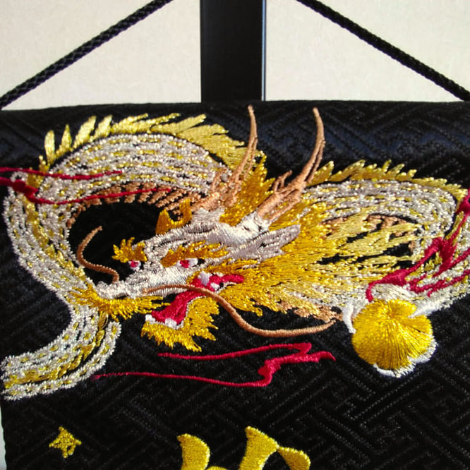 名前旗 天翔ける龍(特小)黒紗綾形 金糸刺繍 高さ31cm(5595)厄除けの龍