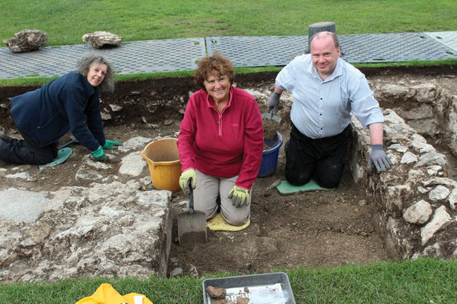 Les fouilles récentes de la partie extérieure du château, effectuées par le Dyfed Archaeological Trust, ont révélé les fondations d'un bâtiment domestique de haut rang. Serait-ce le lieu de naissance de Henri VII ? Crédit : Dyfed Archaeological Trust