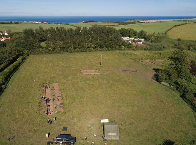 Une vue aérienne de l'excavation DigVentures, qui a peut-être permis de découvrir des preuves du monastère perdu d'bbe. (IMAGE: DigVentures / Aerial-Cam)