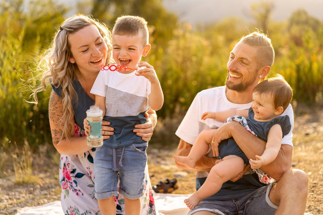 Photo de Grossesse et Famille dans un décor enneigé - Jérémy Legris Photographe - Grenoble