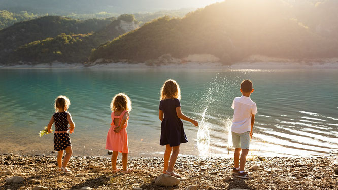 Photo d'enfants au bord du lac - Jérémy Legris Photographe - Grenoble