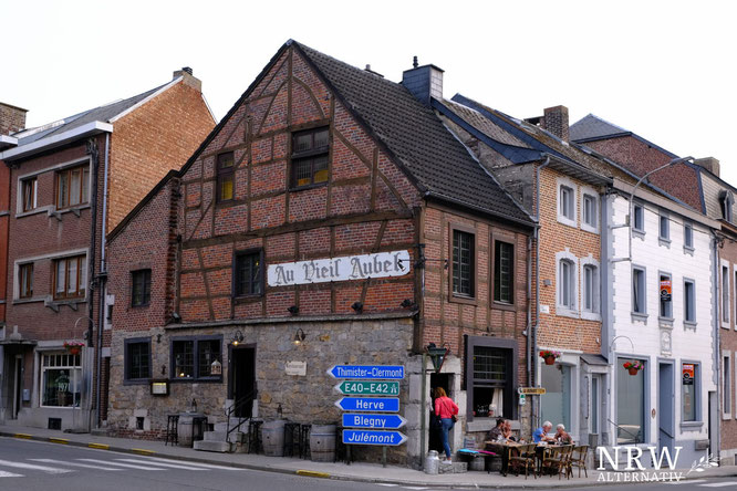 Fachwerkhaus an einer Straßenkreuzung.