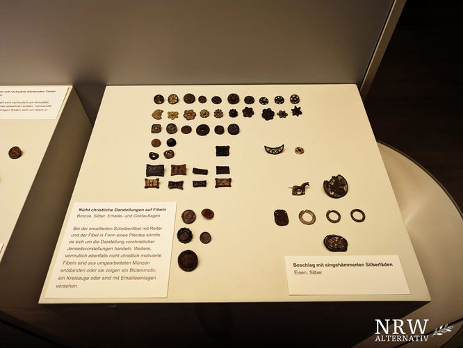 Frühmittelalterliche Fibeln in einer Vitrine des Museums in Hamm. 