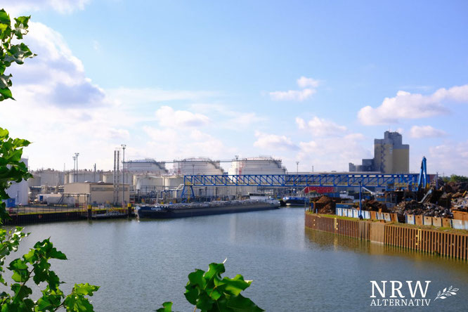 Wasser und Industriegebäude und ein Schrottplatz.