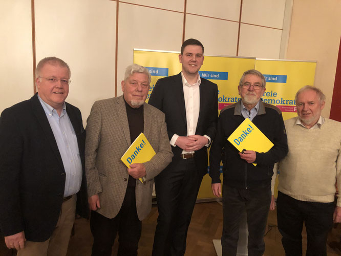 v.l.n.r.: Dr. Ulrich Klotz (Vorsitzender der FDP Verl), Peter Manuth, Patrick Büker, Horst Geller, Gerhard Blumenthal (Vorsitzender der FDP SHS)