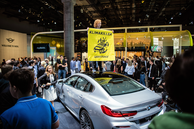 Greenpeace-Aktivistin auf der IAA 2019 © dokuphoto.de / Friedhelm Herr