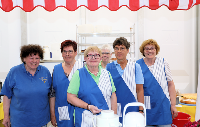 Helga Lott (links) und die Crew der Niedermittlauer Marktfrauen sorgen fürs leibliche Wohl © photo alliance.de / Klaus Leitzbach