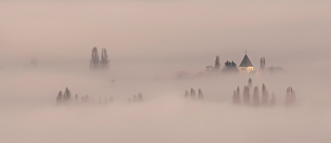 Die Kirche St. Georgen im Nebel; Foto: S. Leiprecht