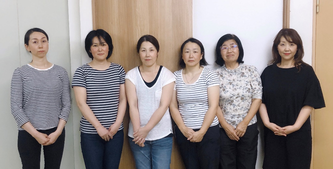 6人の女性従業員の写真