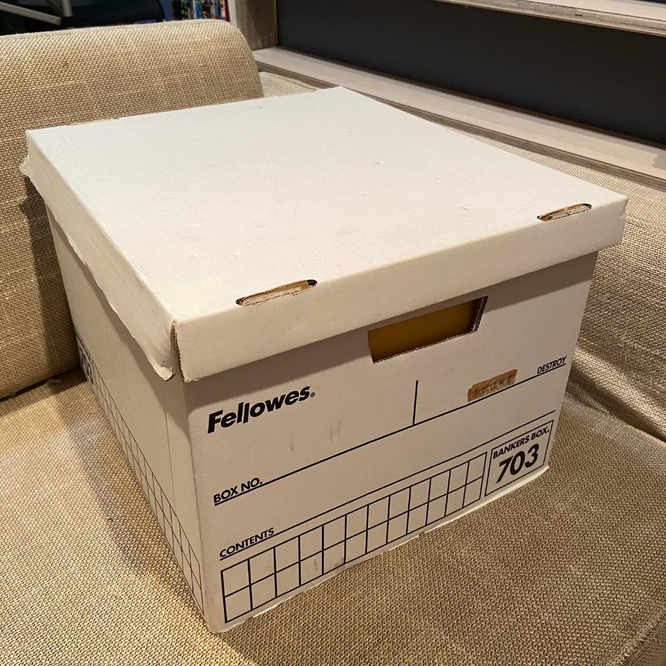 天然素材派のための折りたたみBOX3選フェローズバンカーズボックスは重いものを入れて持ち上げても平気。頑丈な箱ですが、重いものを入れたまま棚から横に引き出そうとすると破れるので注意!!