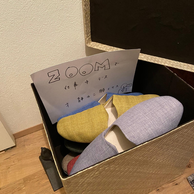 プラスチック収納が苦手。グレイズスリッパは各色揃えるとお客様をお迎えするときに選ぶ楽しみがあって喜ばれます。。