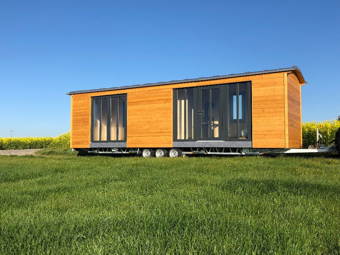 Tiny Houses auf Rädern für mobiles Wohnen auf einem Campingplatz