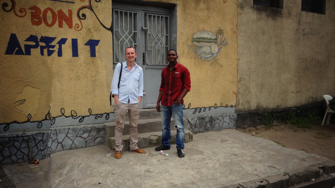 Das ehemalige Restaurant "Bon Appetit" wird zum InternetCafé. Jürgen Daldrup mit Radjabu Shabani, einem der beiden neuen Mitarbeiter vor Ort. (8 E Rue, Limete, Kinshasa)